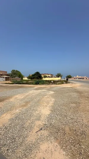 للبيع ارض سكنية في الخابورة _خور الهند الارض مميزه جدا بمساحة كبيره جنب مدرسة صفية وسط كل الخدمات