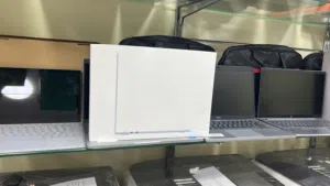 ماك بوك اير m4 الرام 16جيجا هارد 512ssd الشاشة 13بوصة لون فضي ازرق سماوي أسود كفالة سنه لدي الوكيل