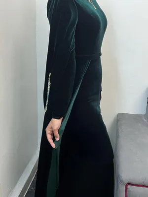 قفطان زيتي مخمل بحالة ممتازه جدا لبسه واحدة فقط.