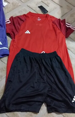 طقم رياضي جديد في شكايره مقاس m و l عدد 8 احمر وشرت اسود و طاقم حارس واحد