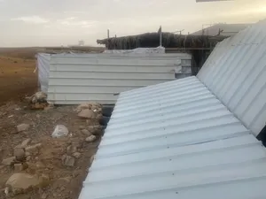 يوجد قفص حديدي مستخدم فتره بسيطه