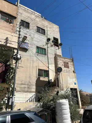 ثلاث شقق مع روف للبيع في أم نواره قرب المركز الصحي طلوع مطعم مراسيل