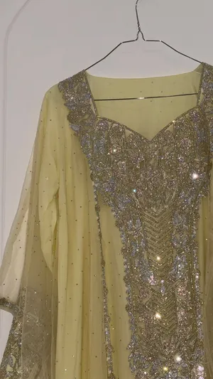 فستان أنيق وفخم للبيع اصفر لامع وراقي جدا Elegant light yellow embellished dress with gold