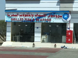 محل بيع وشوي الاسماك والماكولات البحرية للبيع في صحار سيح المكارم