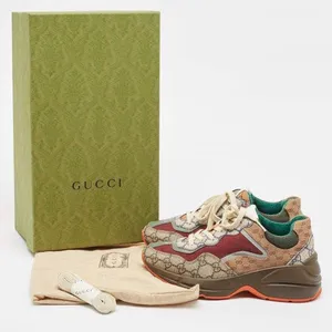 للبيع جوتي ماركة غوكي (Gucci) بحالة ممتازة، استخدام خفيف ونظيف جدًا