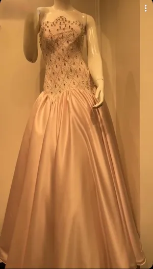 فستان مصمم مستعمل لمده 4 ساعات فقط