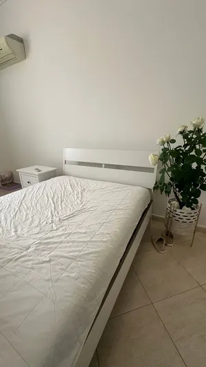 سرير و طاولة جانبية من IKEA