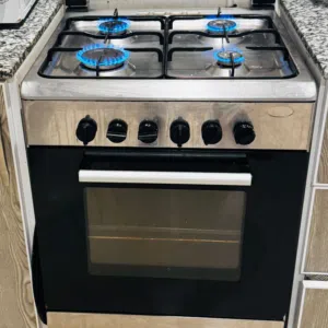 فرن بحالة ممتاز مقاس 60*60 اسطوانة غاز وسط ( غاز البحرين )