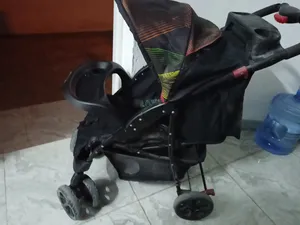 سرير اطفال للبيع بحاله جيده مع استرولر