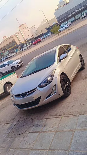 للبيع سياره إلنتر 2015 مكينه 2000،cc سياره فل فتحه سقف تحكم تاره مثبت سرعه حساسات خلفيه كامي
