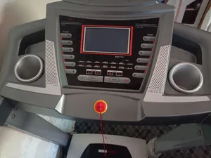 جهاز جري World Fitness بحالة الوكالة (مخزن) مع رفع إلكتروني Incline