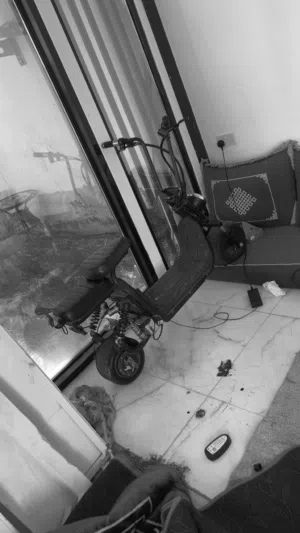 سكوتر هارلي مافيه شي بس يباله تاير و مركب له بطاريه اقول باقي تفاصيل خاص