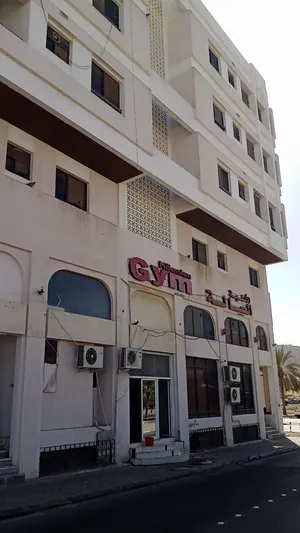 استثمر في موقع يصعب تكراره... بناية سكنية تجارية في قلب روي التجاري (تم تخفيض السعر)