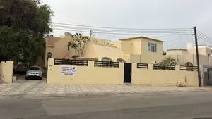 للبيع منزل في موقع مميز  فرصة مميزة لامتلاك منزل بمساحة أرض واسعة وموقع سكني هادئ
