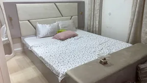 سرير من اكيا جميل الحجم تشتعل ضوه من السرير