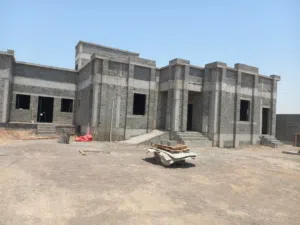للبيع فيلا جديدة هيكل  طابق واحد اساس طابقين في البريمي ارض الجو