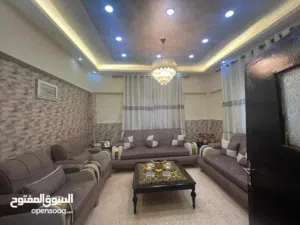 شقه للبيع مكونه من ثلاث غرف نوم وحمام ومطبخ وصالون ومخزن وثلاث جهات تهويه