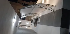 مظلة موقف سيارات ناتئة