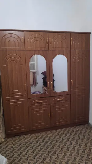 دولاب بحالة ممتازة