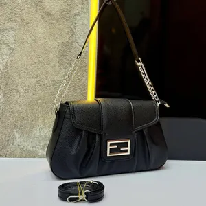 شنطة فيندى حجمها حلو جدا معاها استراب كروس