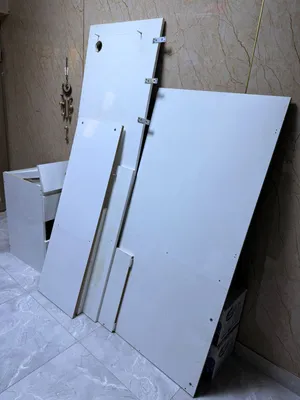 ميز حرف L مستخدم نظيف بدون كسر لون ابيض ثلجي