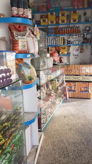 عرطة العرطات في شملان بقالة ركنية (4 فتحات + مخزن + بسطة خضار) بموقع حي سكني