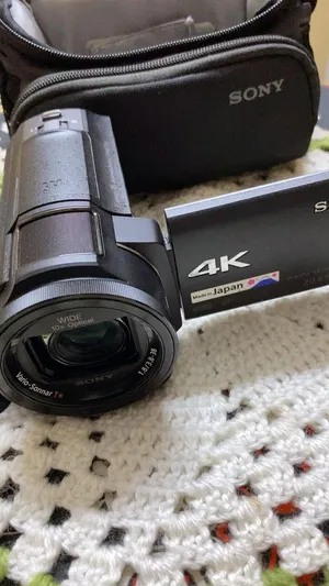 للبيع كاميرا تصوير احترافية Sony Handycam FDR-AX33 مستعملة بحالة ممتازة وجيدة جداً، وتعمل بكفاءة كام