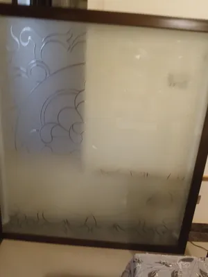 لوحه زجاجيه من الزجاج الفاخر وخشب زان تصلح لوحه اعلانات مع الاضاءه
