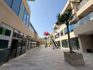 محل تجاري للإيجار في العذيبة – شارع 18 نوفمبر Commercial Shop for Rent in Al Azaiba – 18 November St