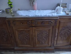 بوفيه سفره خشب زان اصلى كبير 4ضلف ودرجين وفوقه لوح زجاج  حجم الضلفتين اللى فى الوسط كبير ومقسم لجزئي