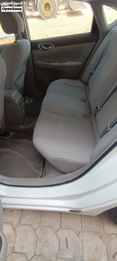 Nissan Sentra sedan 4