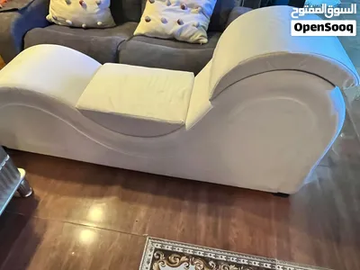 كنبة لون ابيض بحالة ممتازة جدا 2
