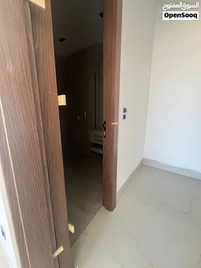 شقة طابق ثالث مع روف وترسات جانبيه في اجمل مناطق طريق المطار كوردور عبدون باطلاله مميزة 2