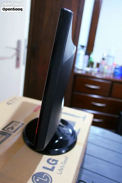 شاشة إل جي 19 انش بحالة الوكالة للبيع LG 19 inch LCD monitor for sale 3