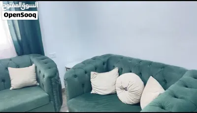 طقم كنب 7 مقاعد استعمال شهر +طقم طاولت سارفس لون ذهبي للبيع بسعر حرق 200 2