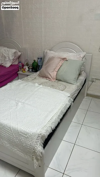 سرير مفرد مستعمل و فرشة طبية جديدة مع كومدينة درجين بيع مستعجل 3
