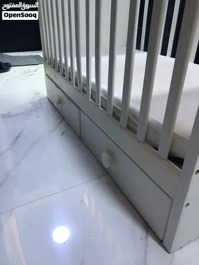 سرير اطفال مع خزانات سفلية نظيف جداً 2