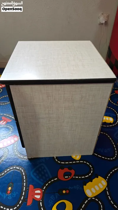 white bedside table طاولة سرير بيضاء 3