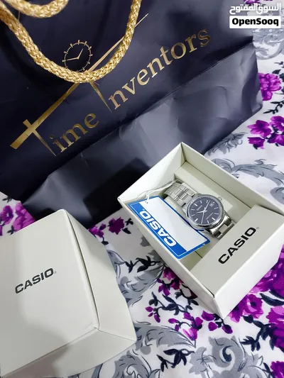 ساعة يد نسائيه كلاسيكية من ماركة كاسيو (Casio) مع علبتها وبطاقة التعريف الخاصة بها، وتتميز بمينا داك 2
