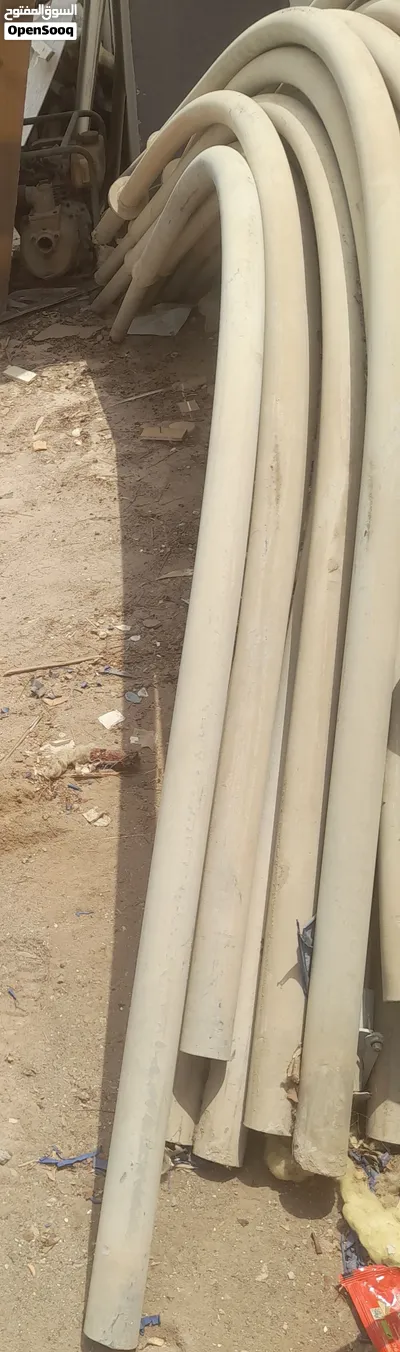 عدد 5 أعمدة إنارة لم تُستخدم من قبل طول العمود مع القوس 8 متر لكن بها صدأ في بعض الأماكن تحتاج لصبغ 3