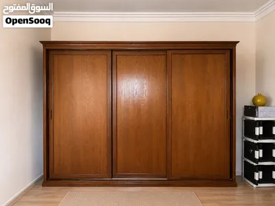 غرفة نوم خشب كاملة للبيع 3 أسرّة + خزائن + تسريحة ومراية + علاقة ملابس 3