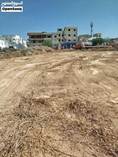 أرض صالحة للبناء مساحتها 680م بمنوبة متكونة من قطعتين منفصلتين و متجاورتين كل قطعة أرض مساحتها 340م 2