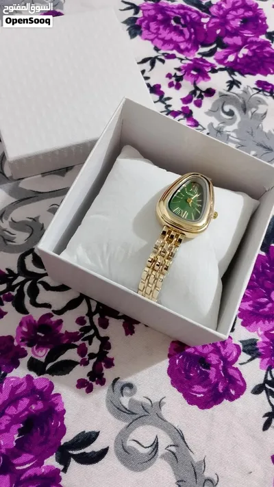 ساعة يد نسائيه كلاسيكية من ماركة كاسيو (Casio) مع علبتها وبطاقة التعريف الخاصة بها، وتتميز بمينا داك 3