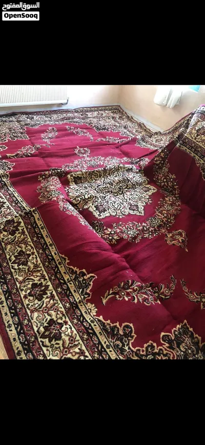 سجادة كلاسيكية بنقشة ميدالية (Medallion)، لون خمري أو نبيذي، ونقشتها من الطراز الشرقي التقليدي. 2