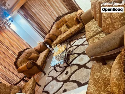 للبيع المستعجل ب 150 د بس طقم كنب 10 مقاعد مع الطاولات بس ب 150د 4