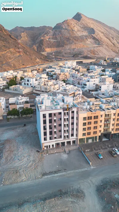 شقة جاهزة بتشطيبات راقية في بوشر من المالك مباشرة على الخط السريع مقابل منطقة محمد الأمين 3