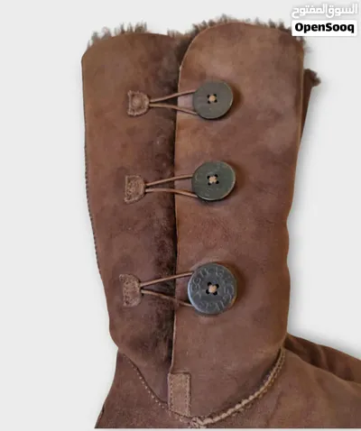 UGG Women's Brown Bailey Button Triplet Chocolate Boots حذاء UGG نسائي بني 2