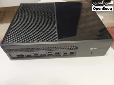 Xbox one للبيع مع ايدين بيضاء وسوداء بالإضافة إلى power supply و ايضا هديه CDs 3
