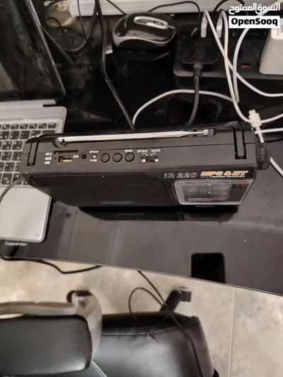 هذا الراديو هو iSONIC iR 220 وهو جهاز محمول متعدد الاستخدام 2