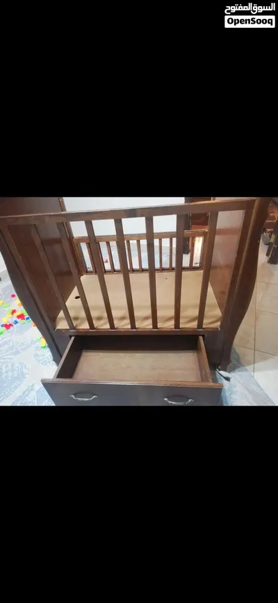 تخت بيبي للبيع تفصيل مو تجاري بحالة جيدة 4